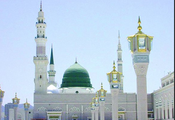 الرد على شبهة من أجاز دفن الميت في المسجد بحجة دفنه عليه الصلاة والسلام في مسجده
