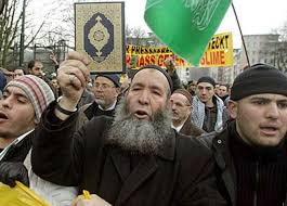 مسلمو ألمانيا يتهمون حكومة بافاريا بالتحيز للنصرانية على حساب الإسلام