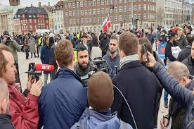 الدانماركيون يتكاتفون مع المسلمين رفضًا لإساءة متطرف بحقهم