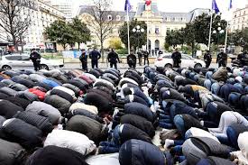 دراسة: المسيحيون الملتزمون في أوروبا أكثر ارتيابًا  