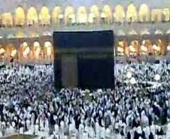  هل يجوز للمرأة الحاجَّة أو المعتمرة الطواف حول الكعبة وهي كاشفة عن وجهها بحضرة الرجال الأجانب؟  