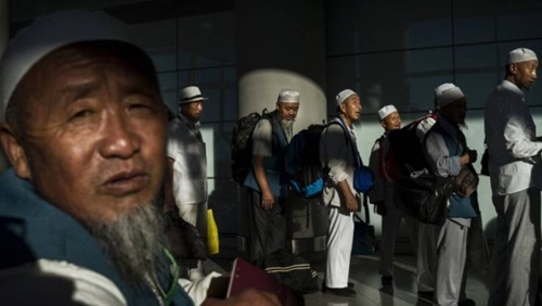 الصين تضطهد حُجَّاجَهَا وتراقبهم في مكة بأجهزة تتبع  