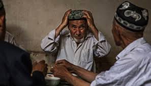 الصين .. إجبار مسلمين على أكل لحم الخنزير وشرب الكحول 