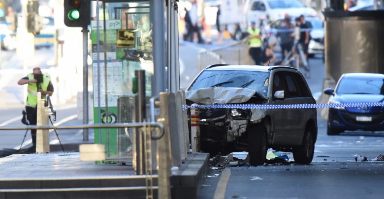 سائق أميركي يدهس بسيارته مارة ظنًّا منه أنهم مسلمون 