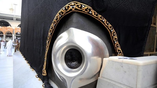 شبهة تعظيم النبي صلى الله عليه وسلم للحجر الأسود 