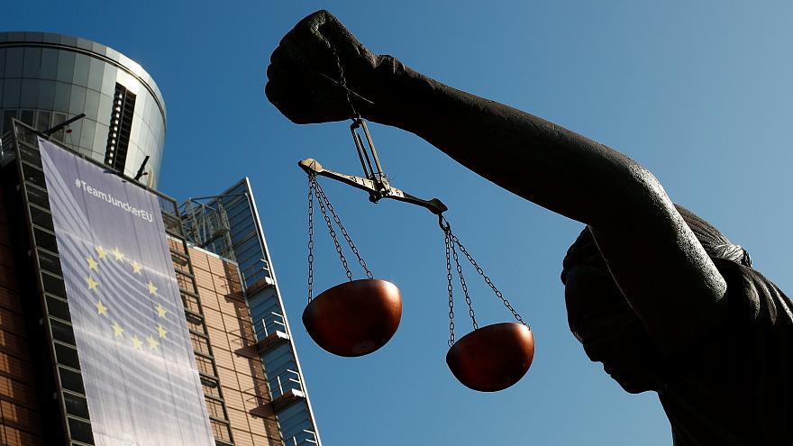 السجن لزعيم حزب الإسلام في بلجيكا بسبب عدم مصافحة  